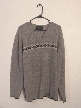 BRITCHES Men's Grey V-Neck Sweater with Subtle Diamond Detail